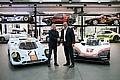 LMP1-Leiter Fritz Enzinger (l.) und Museumsdirektor Achim Stejskal mit dem Porsche 9191 Hybrid Evo (rechts) und einem 917 K.  Foto: Auto-Medienportal.Net/Porsche